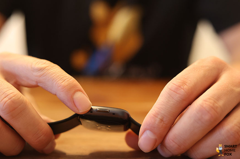 Man sieht die seitliche Taste der Fitbit Versa 4.